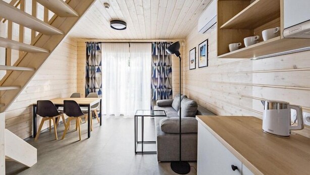 En modern inredning med matplats, soffa och köksbänk.