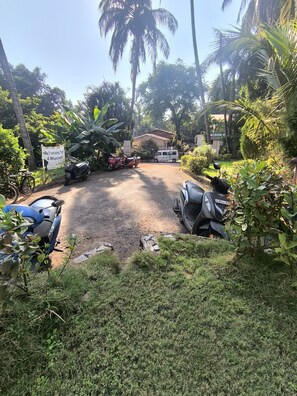 A gravel driveway leading to a building with a sign indicating no parking for 4-wheelers. - Welcome to Su Casa, your serene escape 600m away from the sun-kissed shores (Candolim)