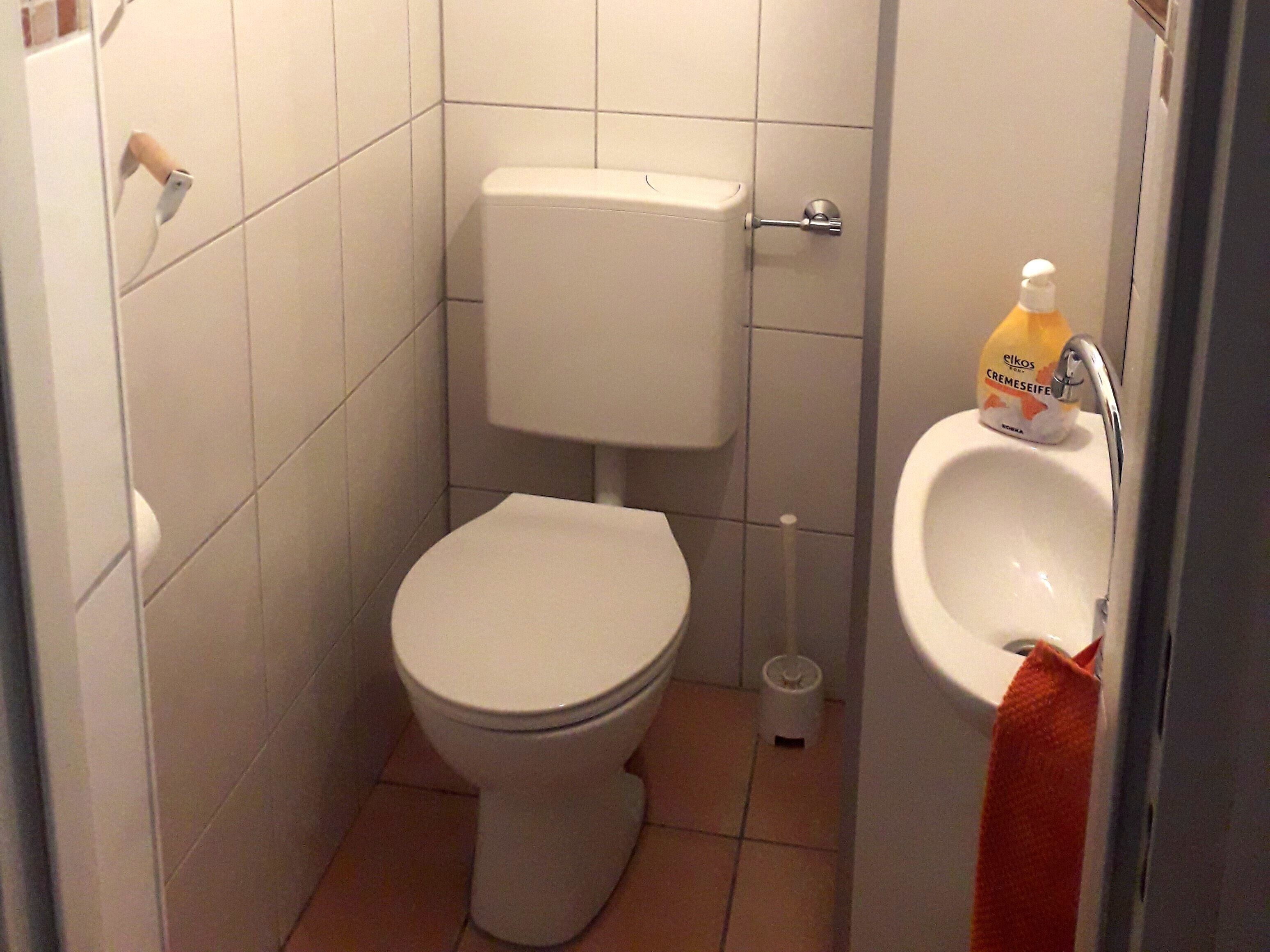 Ein kleines Badezimmer mit Toilette, Bidet und Waschbecken.