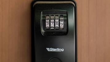 Una puerta con un cartel con el número 1 y un cerrojo Sterling.