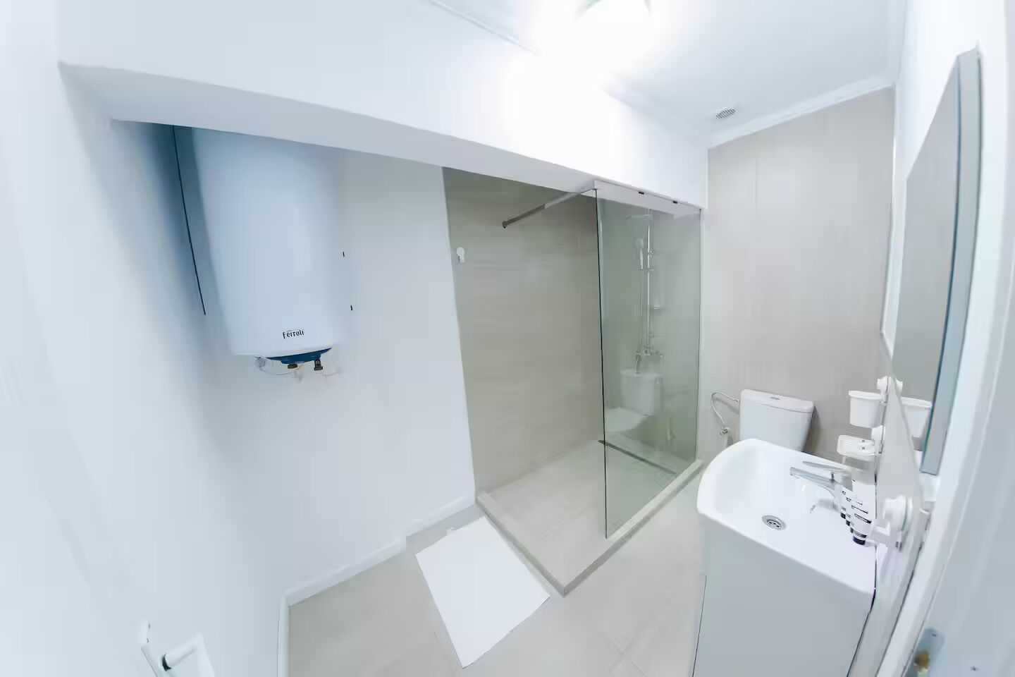 Secador de cabelo, toalhas de banho, sabonete, papel higiênico