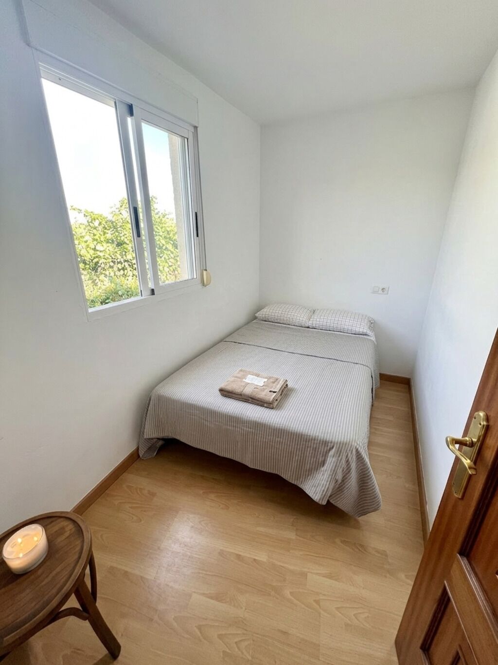 Iron/ironing board, bed sheets