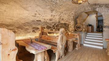 Un intérieur rustique avec des meubles en bois et un mur en pierre.