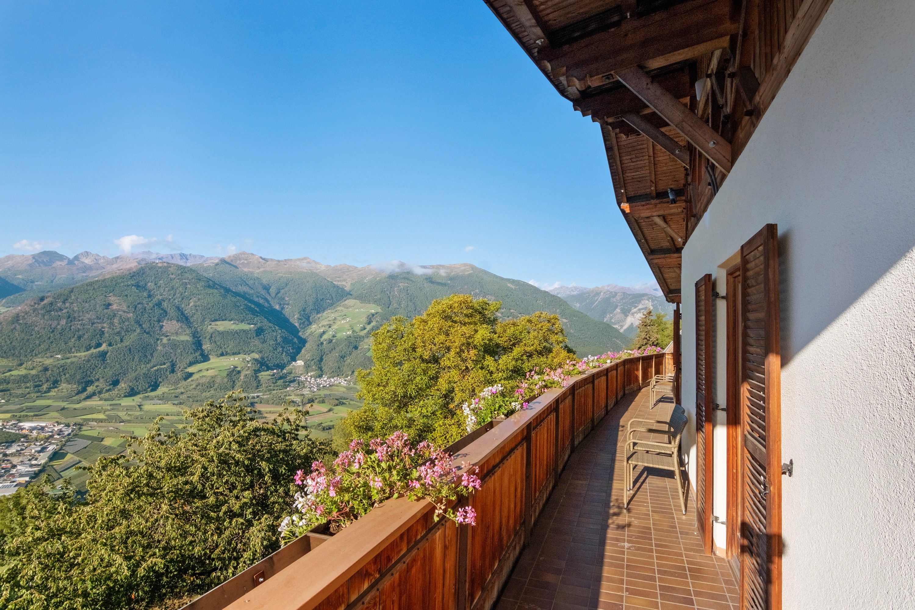 Ein Balkon mit Blick auf ein Tal und Berge.
