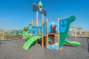 Ein Spielplatz mit einer Piraten-Spielanlage, einschließlich Rutschen und Kletterbereichen.