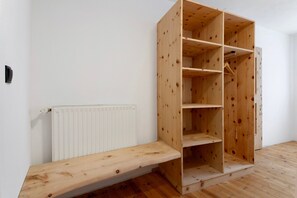 A room with a wooden wardrobe, a white radiator, and a wooden bench. - Room '6 Doppelzimmer' with Mountain View and Wi-Fi (Casinara)