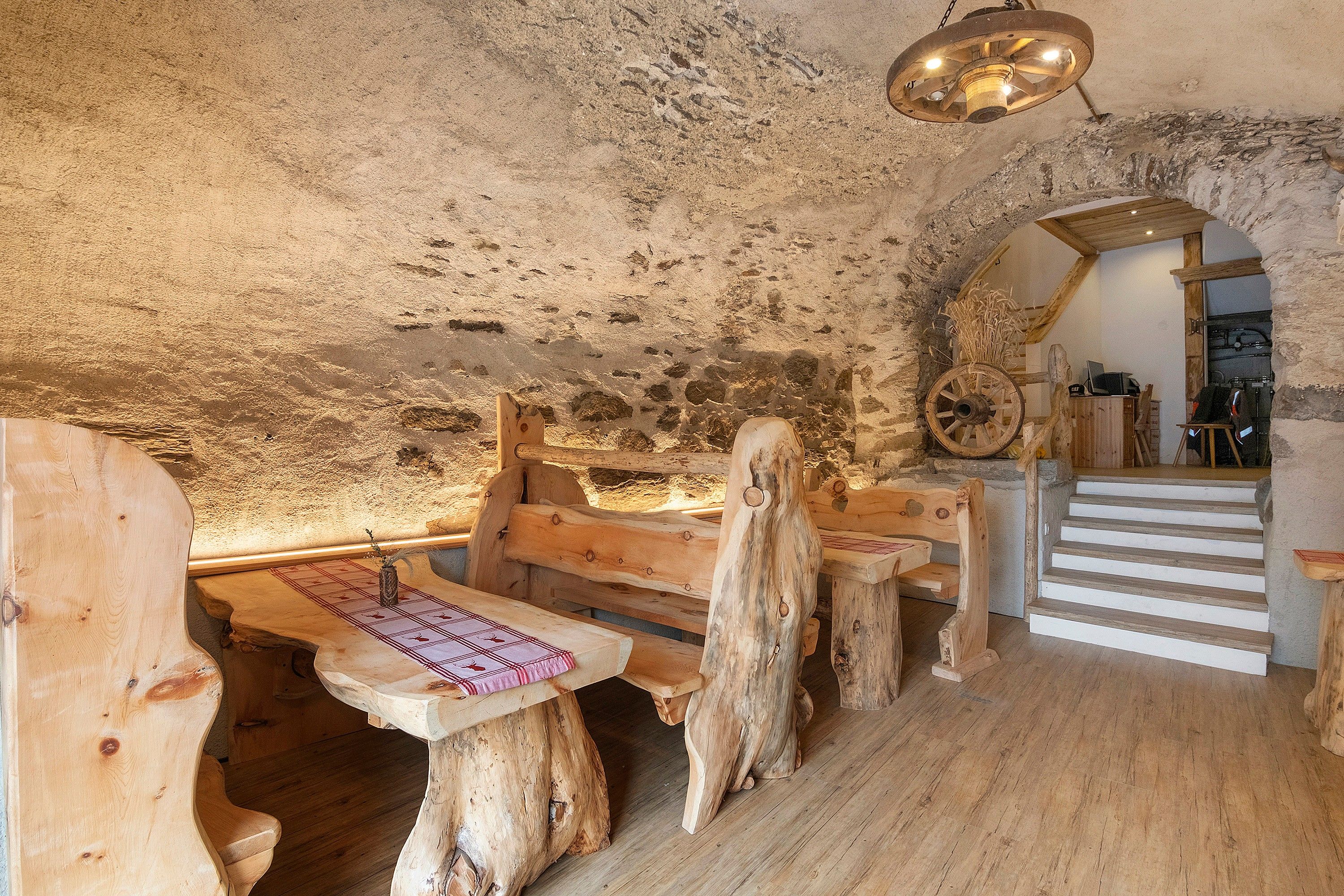 Un intérieur rustique avec des meubles en bois et un mur en pierre.