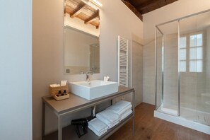 Shower, hair dryer, slippers, towels - Hotel Cittadellarte (BIELLA)