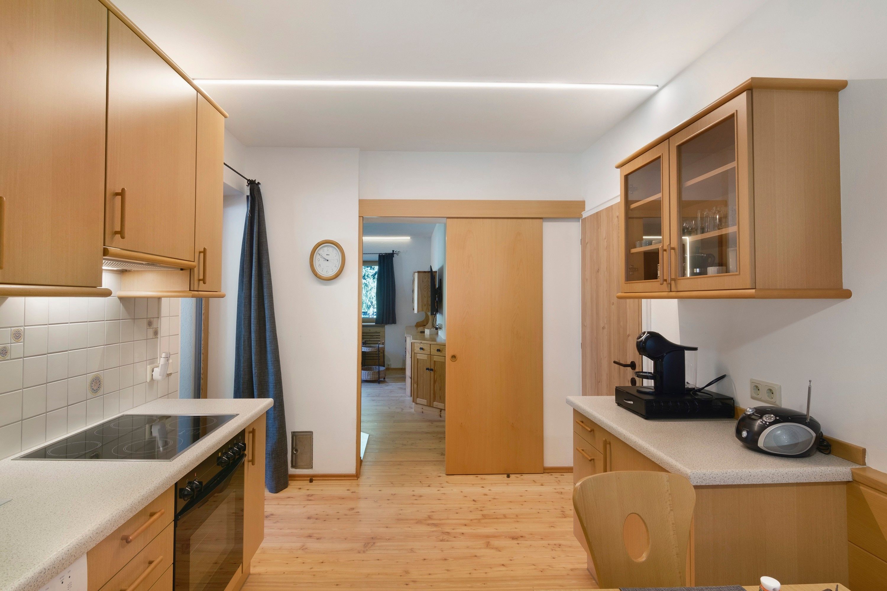 Wasserkocher mit Kaffee-/Teezubehör, Kühlschrank, Ofen, Herdplatte