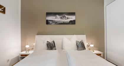 'UNTN' Apartment with Mountain View, Private Terrace, and Wi-Fi