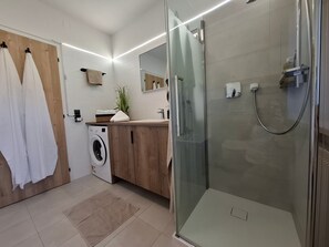 Bathroom - 'UNTN' Apartment with Mountain View, Private Terrace, and Wi-Fi (Ulten)
