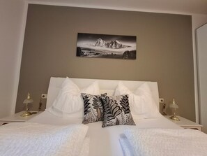 Room - 'UNTN' Apartment with Mountain View, Private Terrace, and Wi-Fi (Ulten)