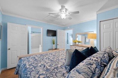 Cozy OL Retreat, Short Walk to Beach & Outdoor TV