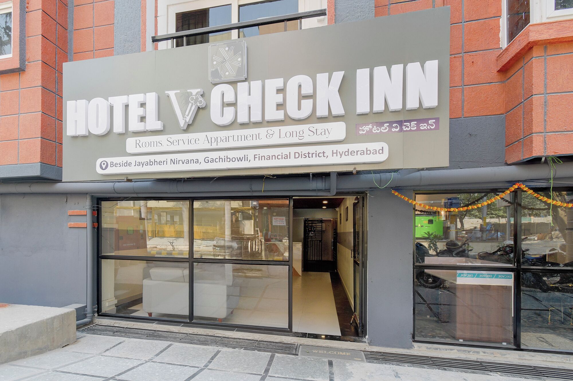 Ein Hotel Schild mit dem Namen 'HOTEL CHECK INN' und der Adresse.