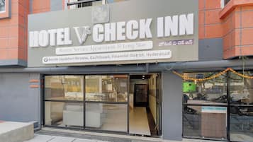 Ein Hotel Schild mit dem Namen 'HOTEL CHECK INN' und der Adresse.