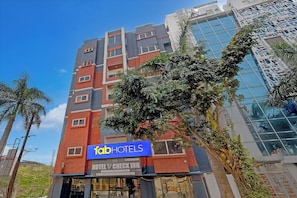 Un hotel de diverses plantes amb un senyal prominent de 'fab hotels', indicant una cadena hotelera de marca.