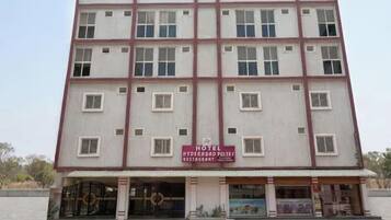 A multi-story hotel with a sign indicating it includes a restaurant.