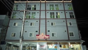 A multi-story hotel with a sign indicating it has a restaurant.