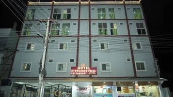 A multi-story hotel with a sign indicating it has a restaurant.