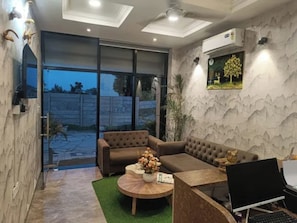 Lobby sitting area - Fabhotel Rove Inn (Indore)