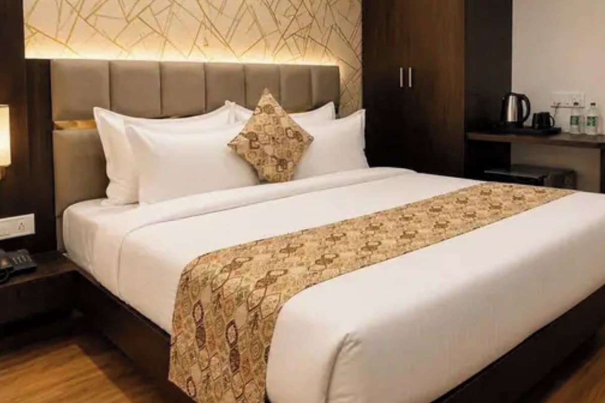 Deluxe Room | Egyptian cotton sheets, premium bedding, in-room safe, desk