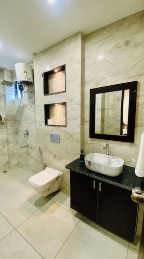 Shower, rainfall showerhead, free toiletries, towels - Fabhotel Rove Inn (Indore)