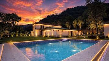 Una piscina cubierta