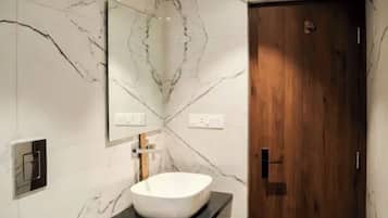 Shower, rainfall showerhead, free toiletries, towels