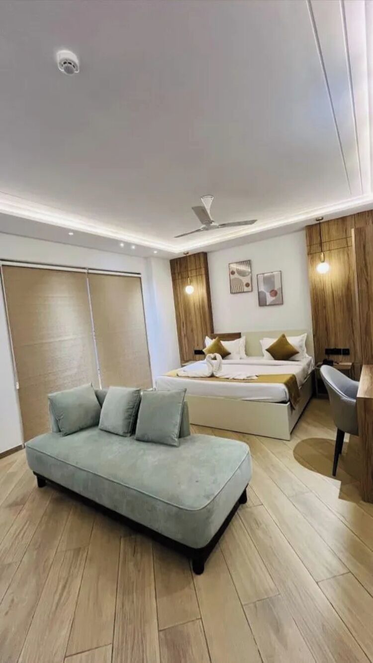 Egyptian cotton sheets, premium bedding, in-room safe, desk
