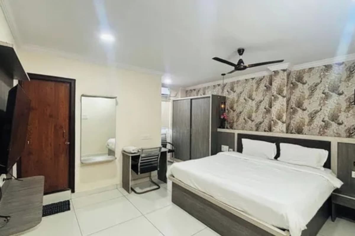 Premium Room | Egyptian cotton sheets, premium bedding, in-room safe, desk