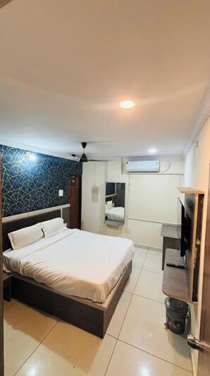 Egyptian cotton sheets, premium bedding, in-room safe, desk - Fabhotel Blue Star Inn (Hyderabad)
