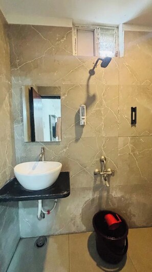 Shower, rainfall showerhead, free toiletries, towels - Fabhotel Blue Star Inn (Hyderabad)