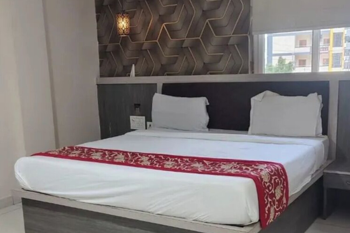 Deluxe Room | Egyptian cotton sheets, premium bedding, in-room safe, desk