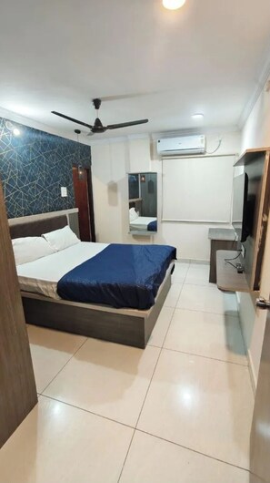 Egyptian cotton sheets, premium bedding, in-room safe, desk - Fabhotel Blue Star Inn (Hyderabad)