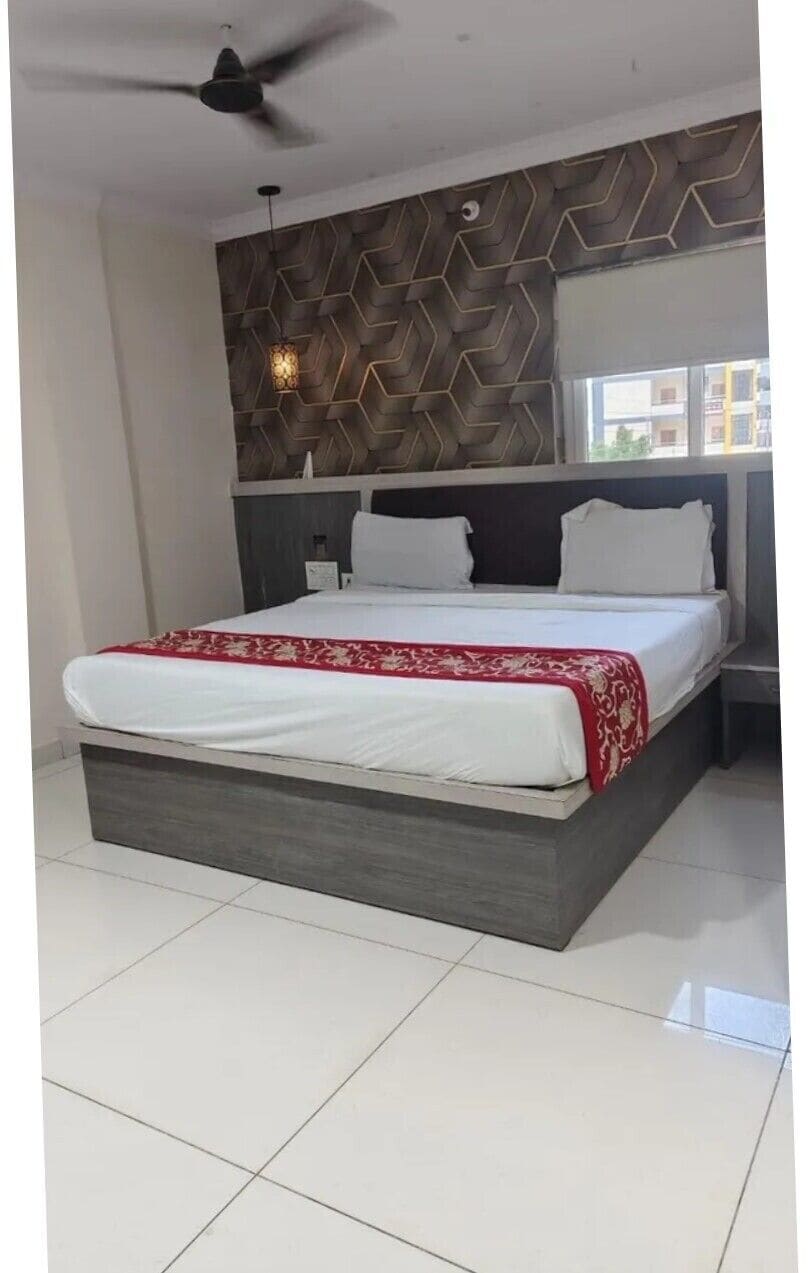 Deluxe Room | Egyptian cotton sheets, premium bedding, in-room safe, desk