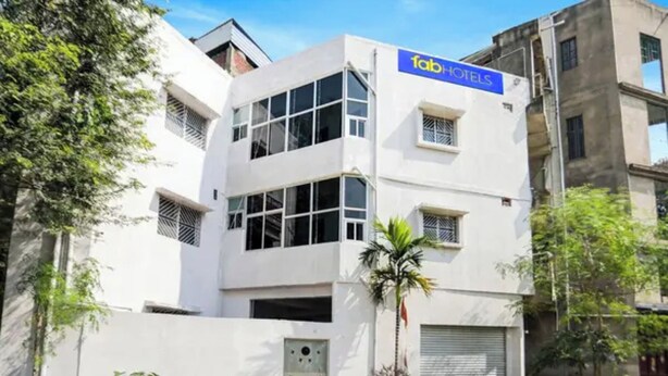 Un edificio moderno con un letrero que indica 'fab hotels', señalando una propiedad hotelera.