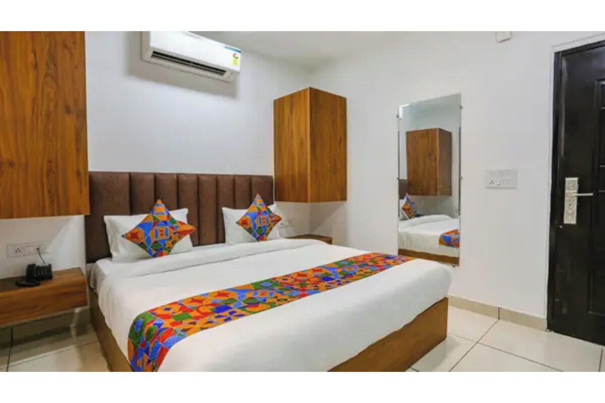 Egyptian cotton sheets, premium bedding, in-room safe, desk