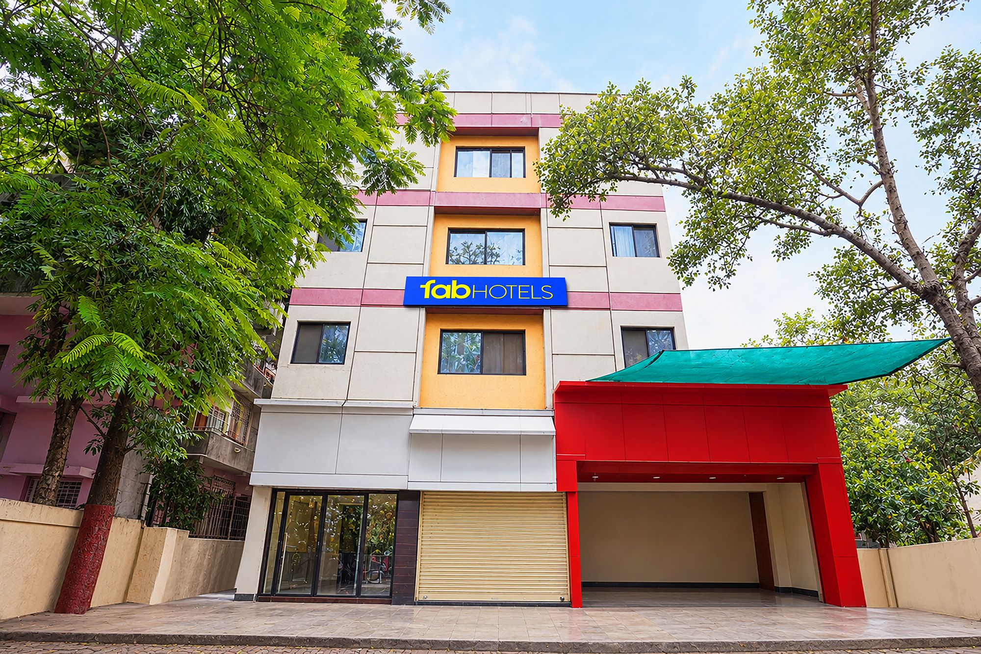 Un immeuble à plusieurs étages portant une enseigne indiquant « fabHOTELS ».