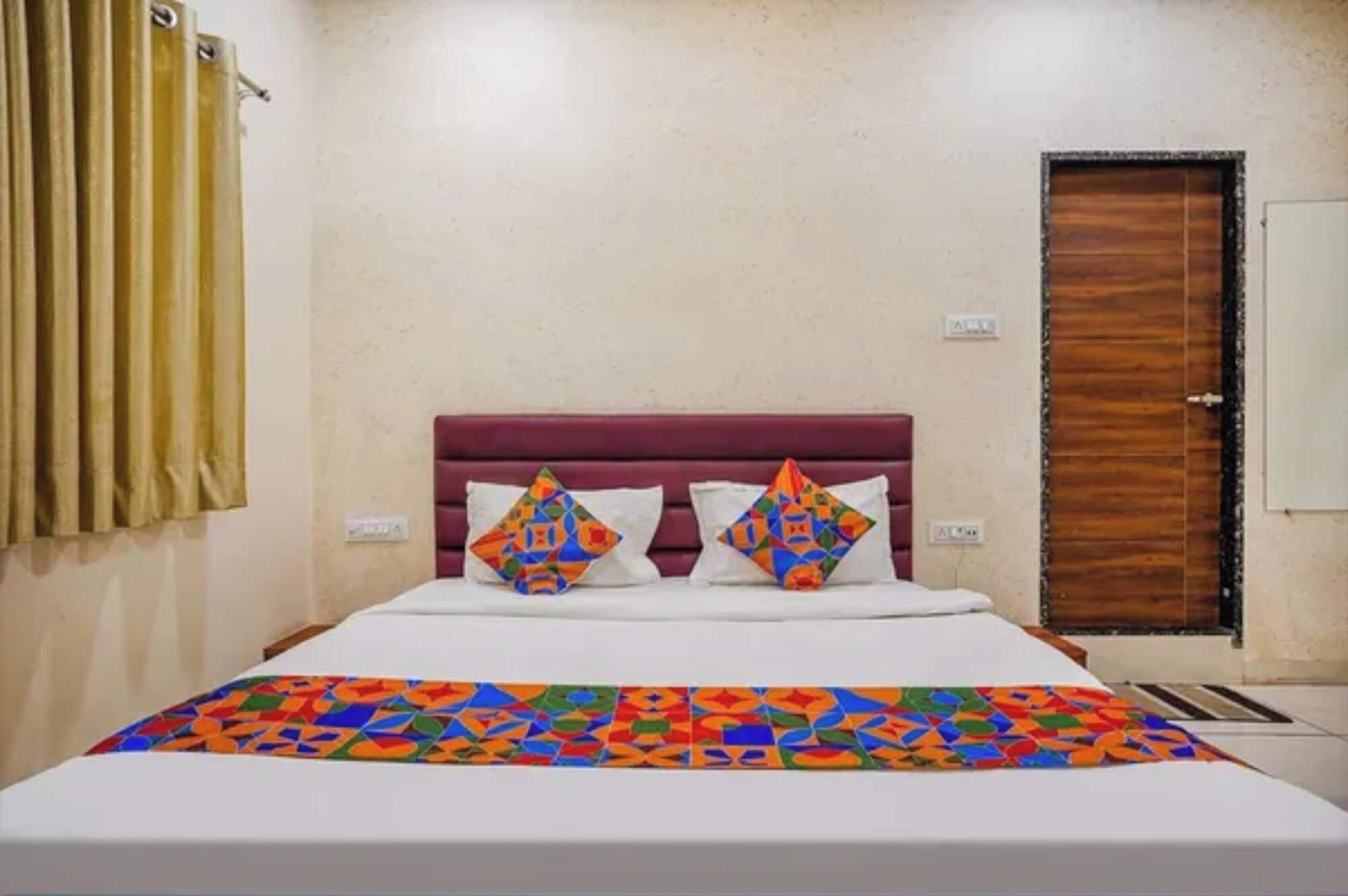 Egyptian cotton sheets, premium bedding, in-room safe, desk