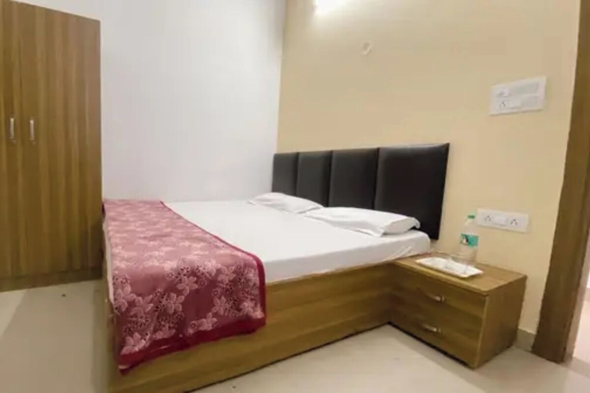 Deluxe Room | Egyptian cotton sheets, premium bedding, in-room safe, desk