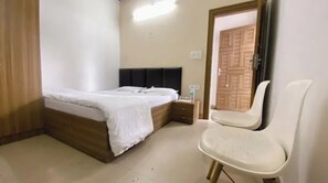 Deluxe Room - Fabhotel Hills Aura (Dehradun)