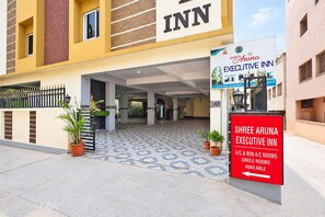 The exterior of the Shree Aruna Executive Inn with a sign indicating A/C & non A/C rooms, single rooms, and available. - FabHotel Aruna Executive Inn (Visakhapatnam)