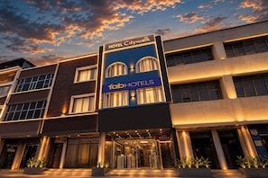 Un edificio de hotel con un letrero que dice 'Hotel Citywalk' y 'Fair Hotels'.