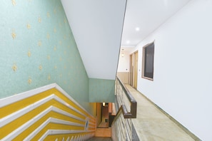 Una escalera con escalones amarillos y blancos que conducen a una plataforma.
