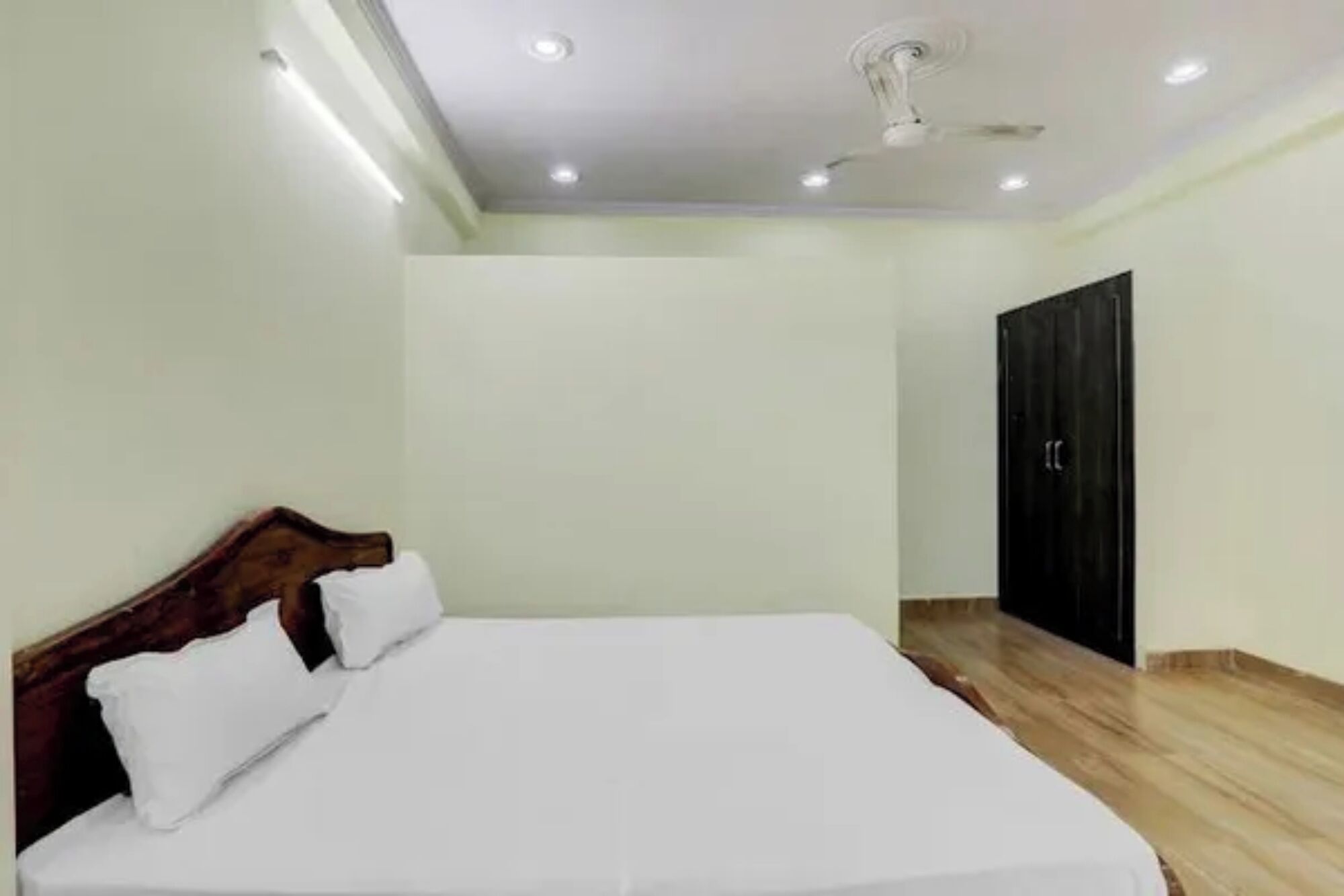 ห้องดีลักซ์ | ผ้าปูที่นอนฝ้ายอียิปต์, เครื่องนอนระดับพรีเมียม, ตู้นิรภัยในห้องพัก