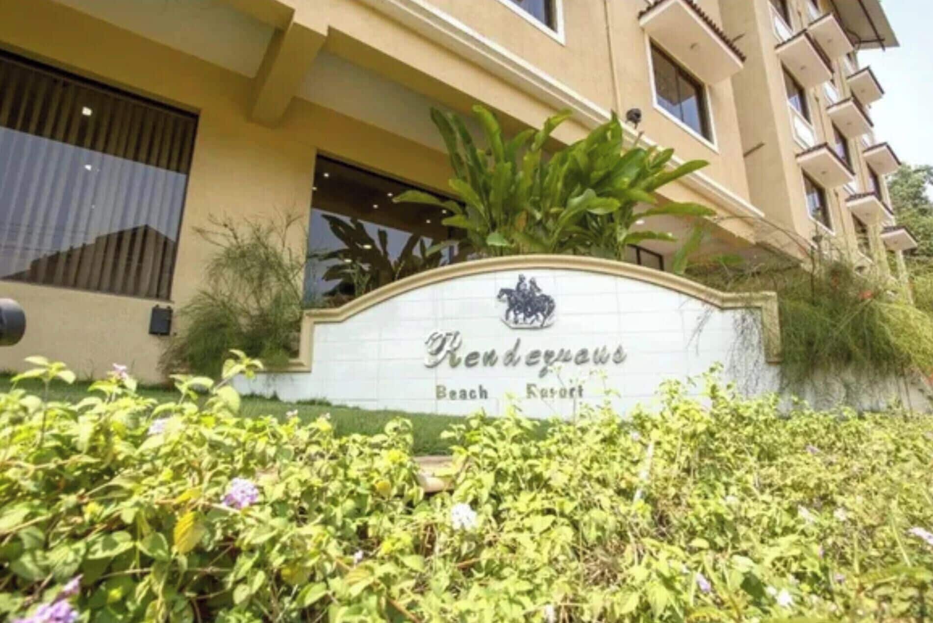 Un letrero de hotel con el nombre 'Renderman Beach Resort' y un logotipo encima.
