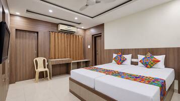 Egyptian cotton sheets, premium bedding, in-room safe, desk