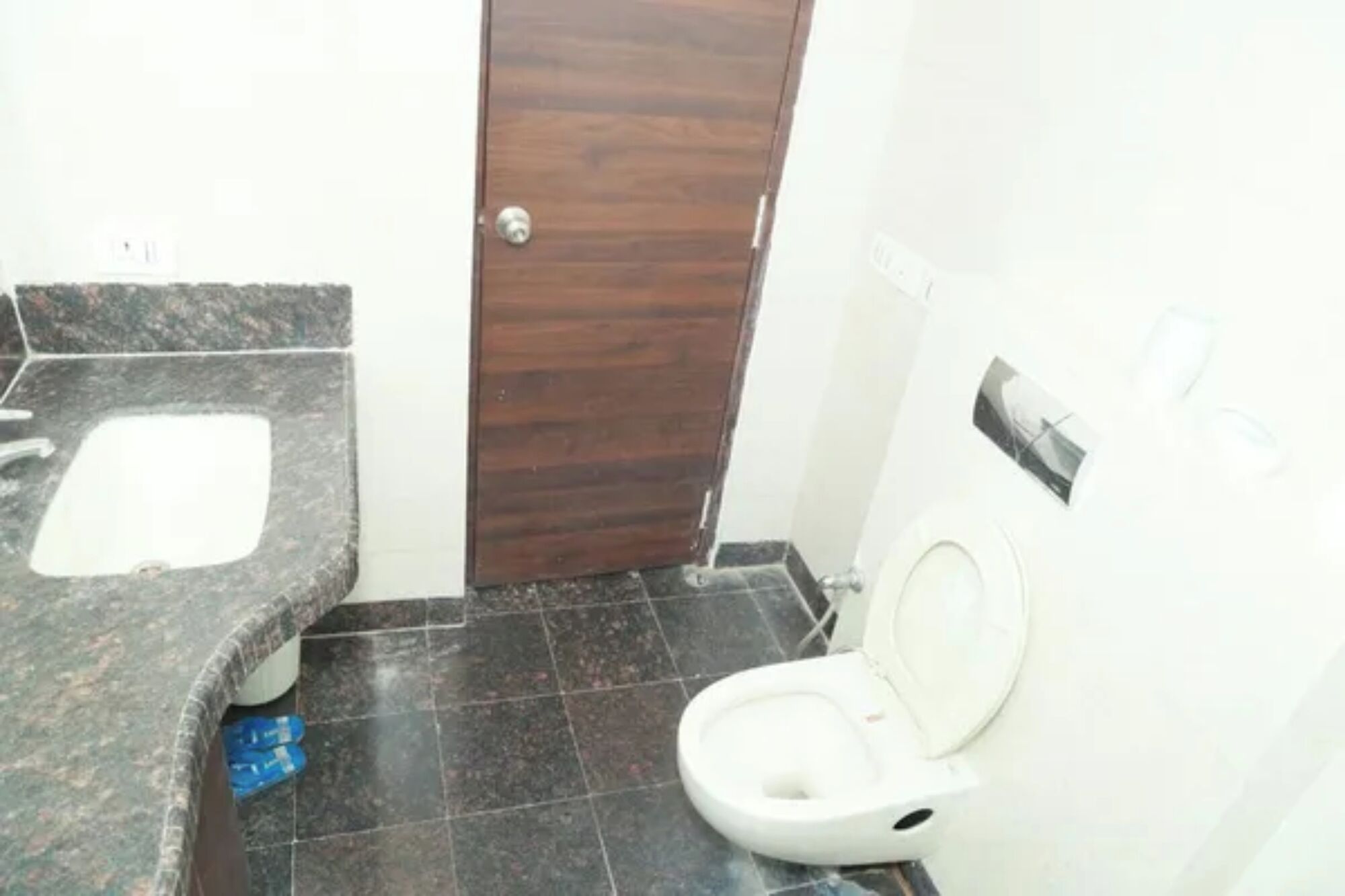 Un baño con inodoro, lavamanos y puerta.