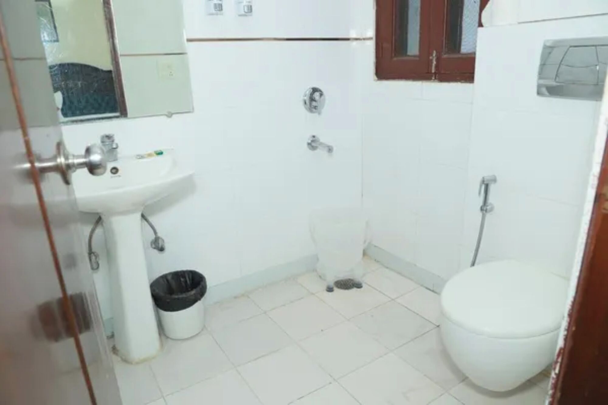 Shower, rainfall showerhead, free toiletries, slippers