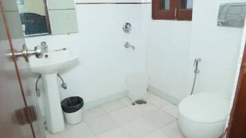 Shower, rainfall showerhead, free toiletries, slippers